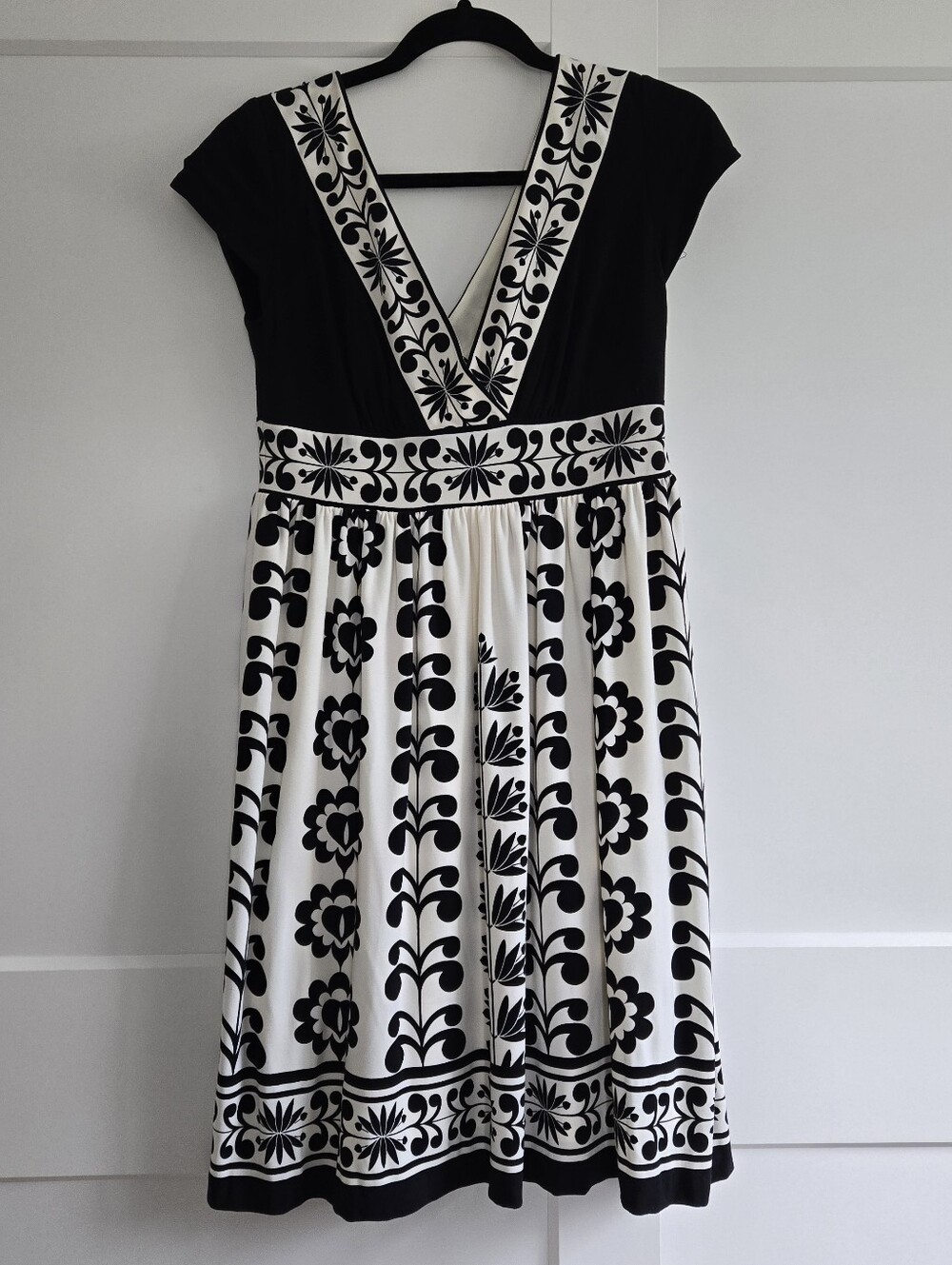 Maggy London Black And White Womens Size 8 Dress With V Neck